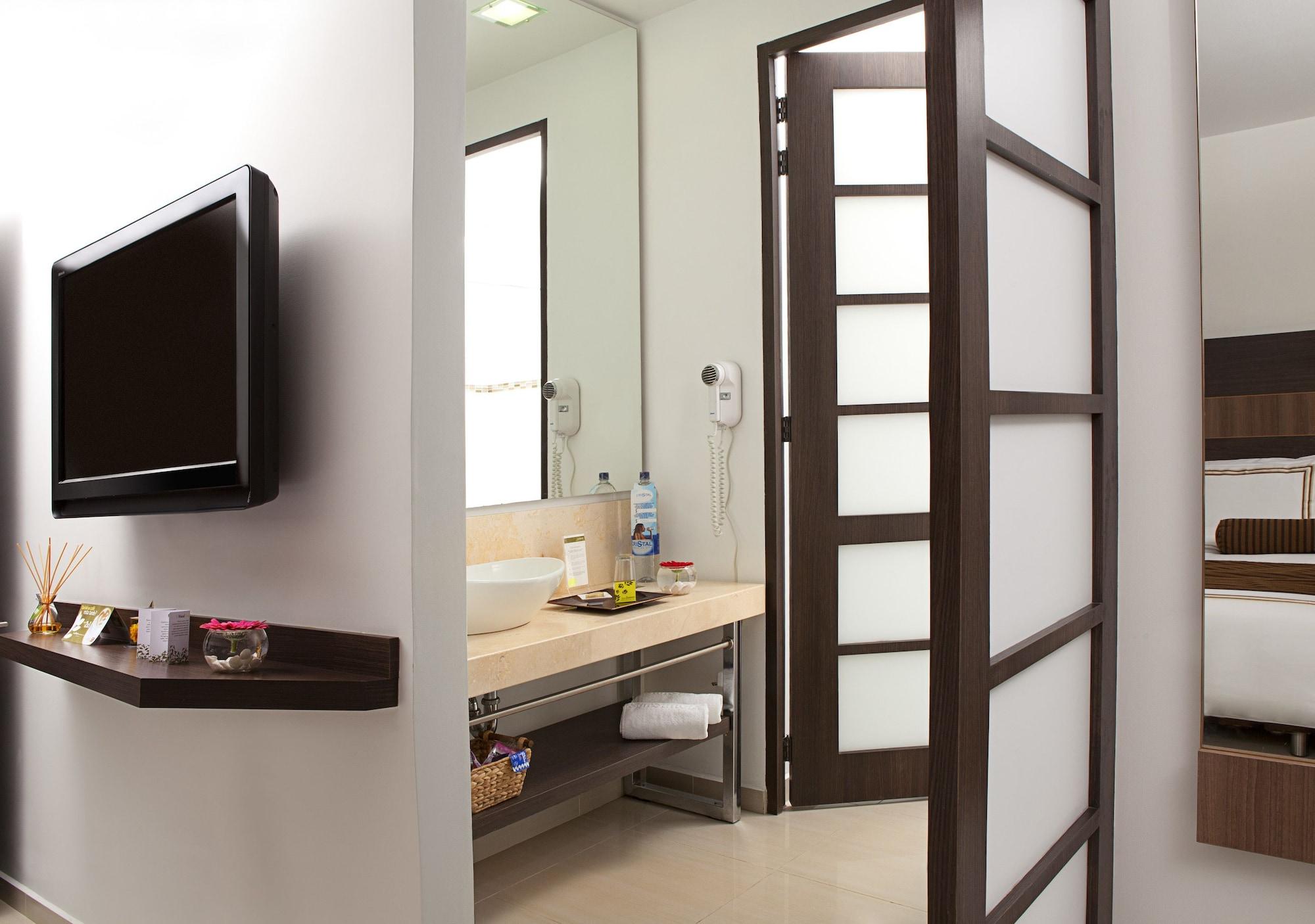 San Simon Hotel Pereira By Soratama Eksteriør bilde A bathroom with a flat screen television
